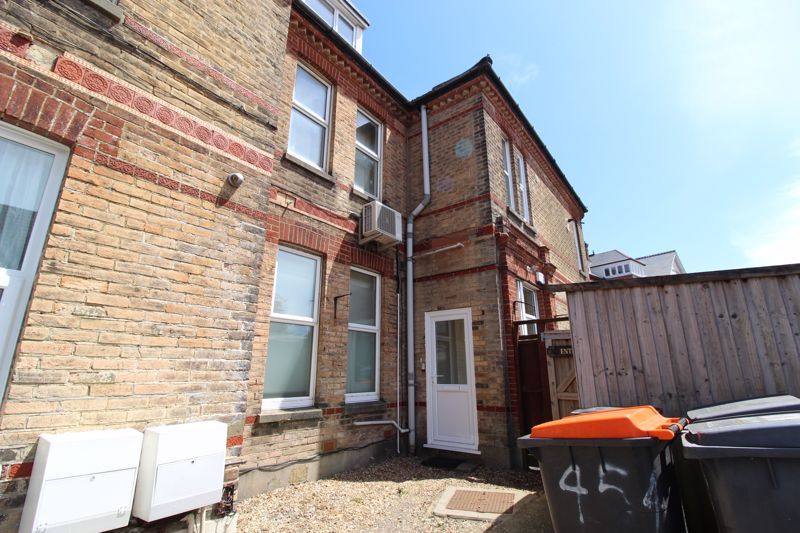 3 bed flat to rent in Drummond Road, Bournemouth BH1, £1,250