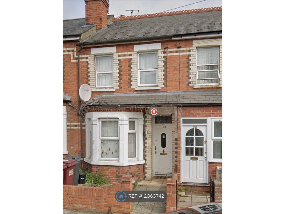 3 bed terraced house to rent in Sherwood Street, Reading RG30, £1,650