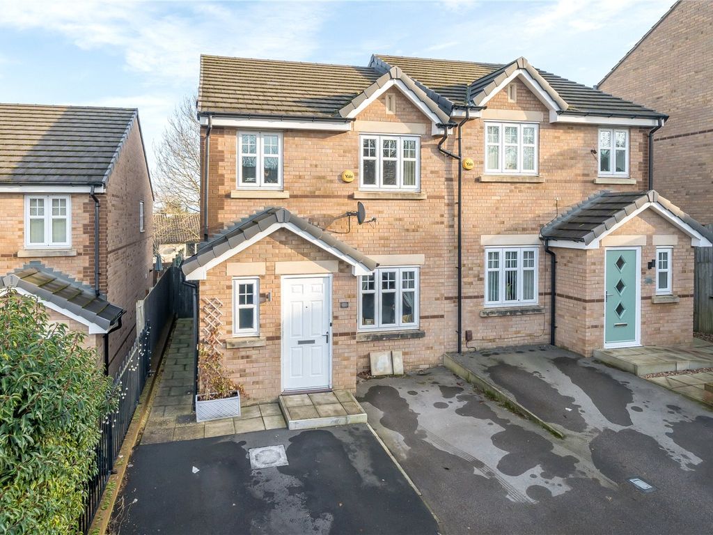 3 bed semidetached house for sale in Abinger Close, Bradford, West
