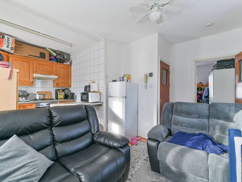 1 bed flat to rent in Northborough Road, Norbury, London SW16, £1,200