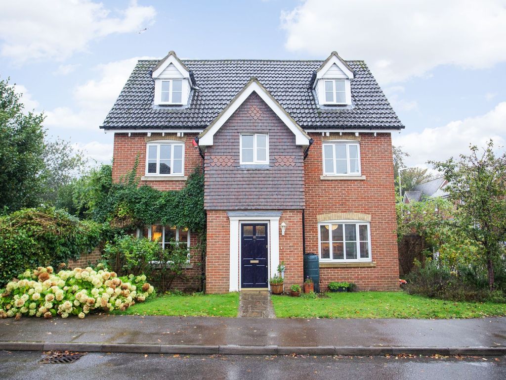 5 bed detached house for sale in Magnolia Drive, Chartham CT4, £600,000