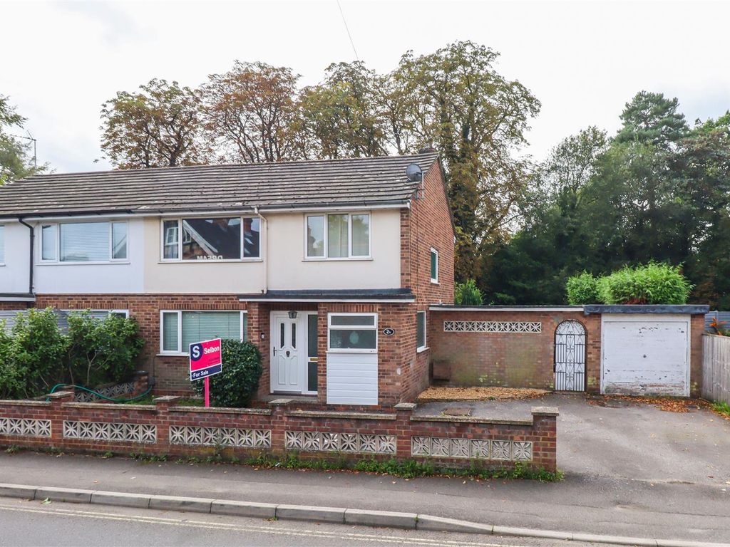 3 bed semidetached house for sale in Aldershot Road, Fleet GU51, £