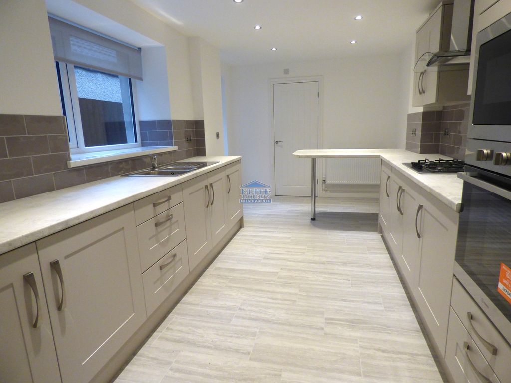 4 bed terraced house to rent in Commercial Street, Ogmore Vale