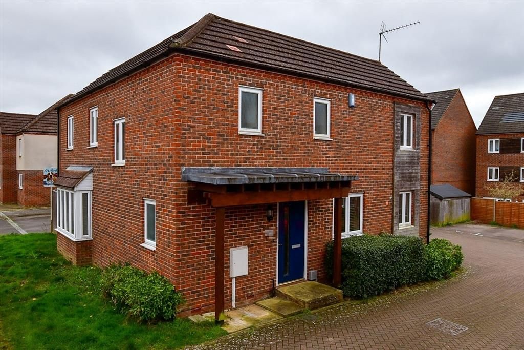 3 bed detached house for sale in Melrose Close, Maidstone, Kent ME15, £