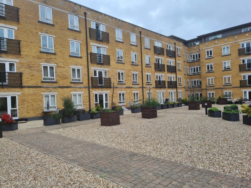 1 bed flat to rent in Ovaltine Court, Ovaltine Drive, Kings Langley, Hertfordshire WD4, £1,248