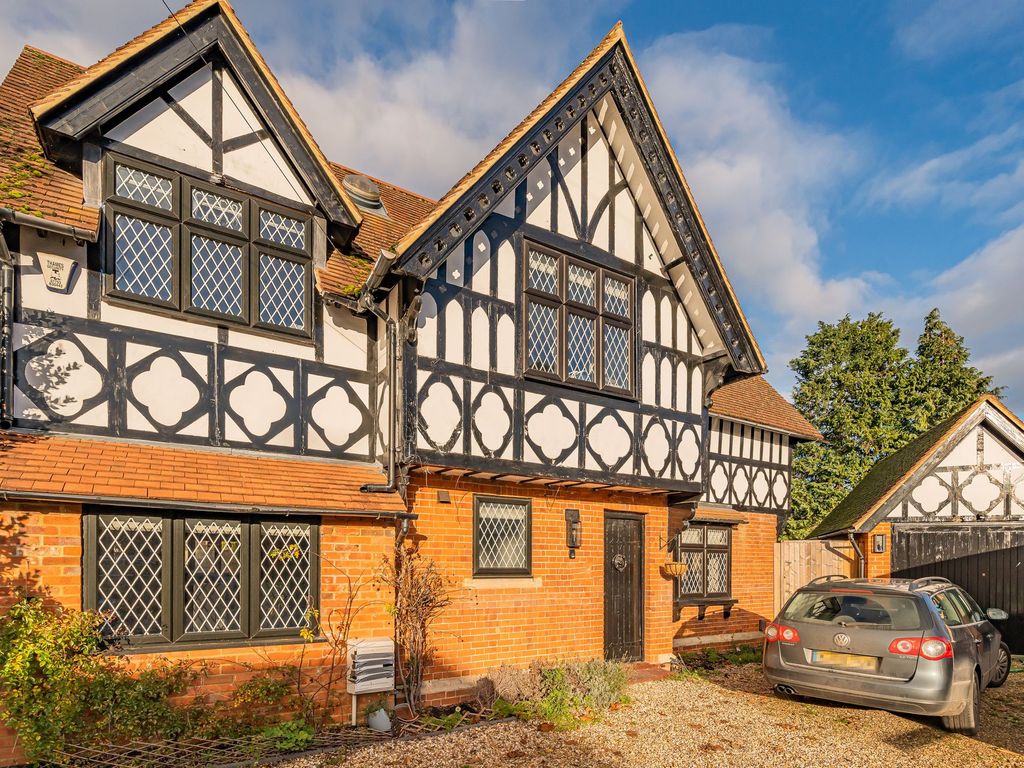 5 bed detached house to rent in Church Road, Old Windsor SL4, £4,500