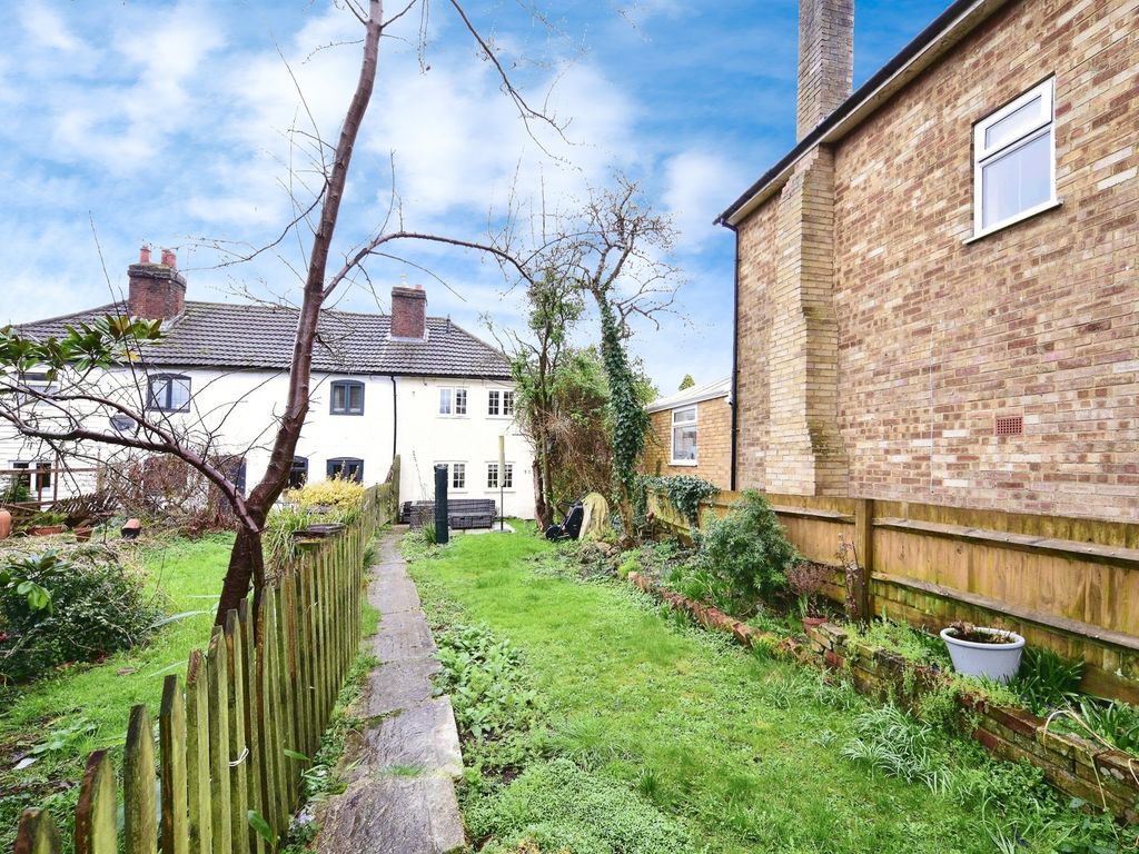 2 bed end terrace house for sale in Ryarsh Lane, West Malling ME19, £