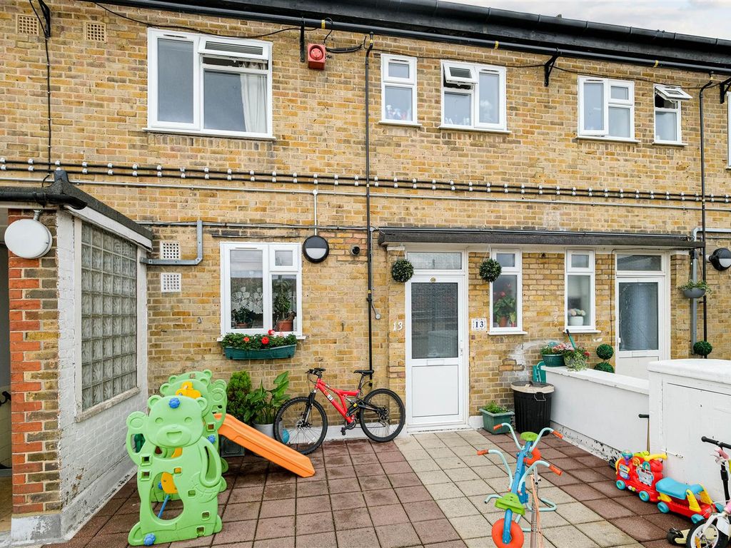 3 bed for sale in Manford Court, Manford Way, Chigwell IG7, £300,000 Zoopla