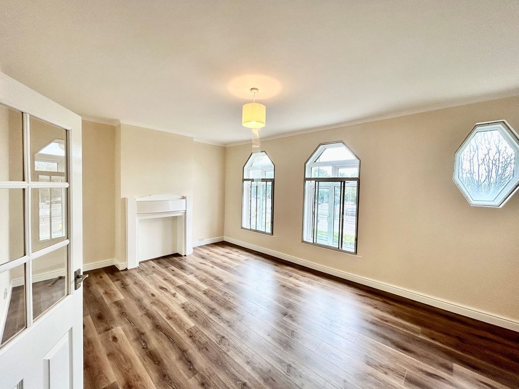 4 bed flat to rent in Teignmouth Parade, Perivale, Greenford UB6, £