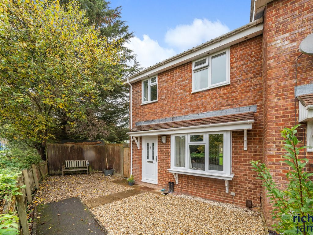 3 bed semidetached house for sale in Ryan Close, Sparcells, Swindon