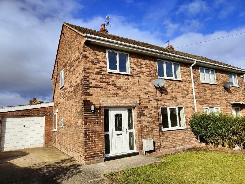 3 bed semidetached house to rent in Broadway, Dunscroft, Doncaster DN7