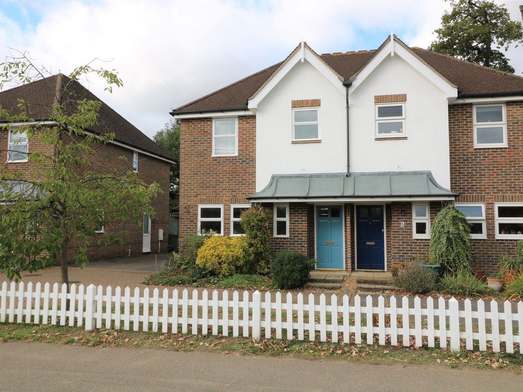 3 bed semidetached house to rent in Middle Street, Strood Green