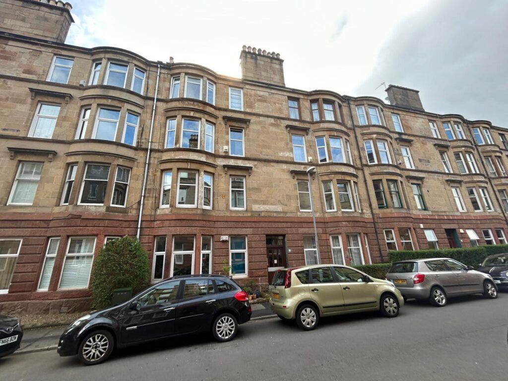 2 bed flat to rent in Overdale Gardens, Langside, Glasgow G42, £950 pcm