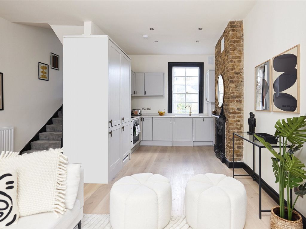 3 bed flat for sale in Battersea Bridge Road, Battersea Park, London