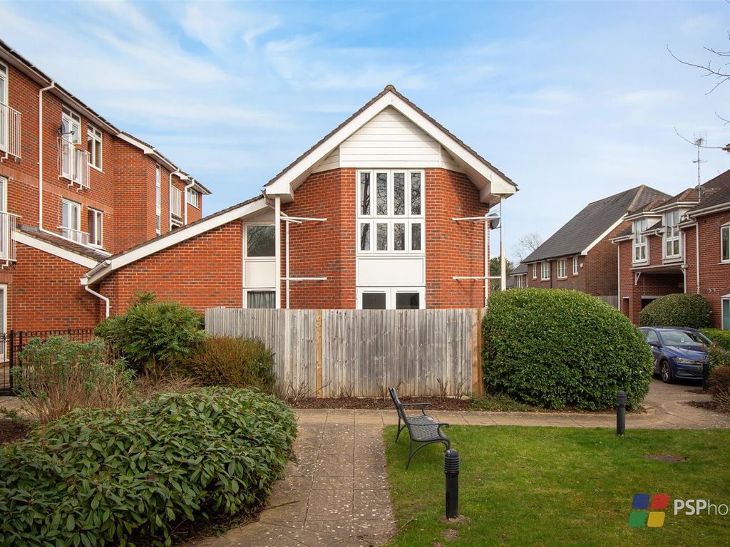 3 bed mews house to rent in Kings Gate, Gordon Road, Haywards Heath