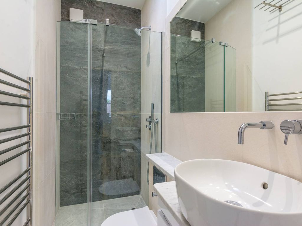 2 bed flat to rent in Mortlake High Street, Mortlake, London SW14 Zoopla