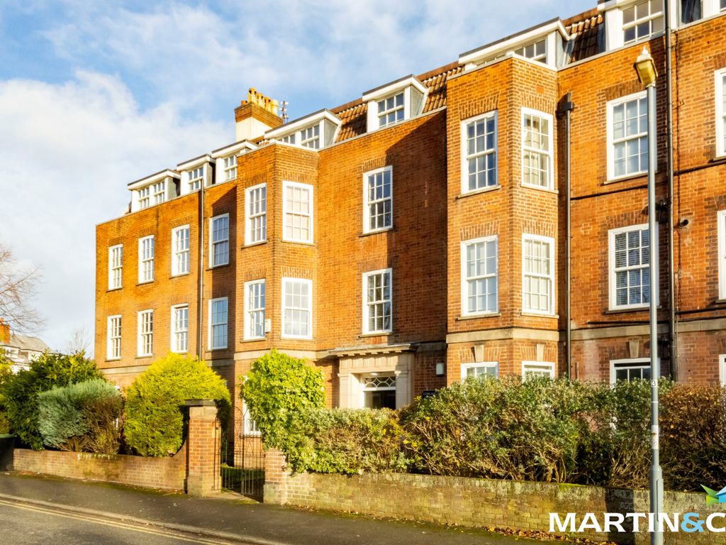 3 bed flat for sale in Stirling Court, Stirling Road, Edgbaston B16