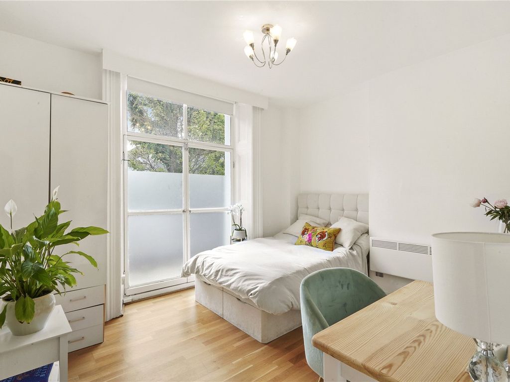 Studio for sale in Monmouth Road, Notting Hill, London W2, £290,000