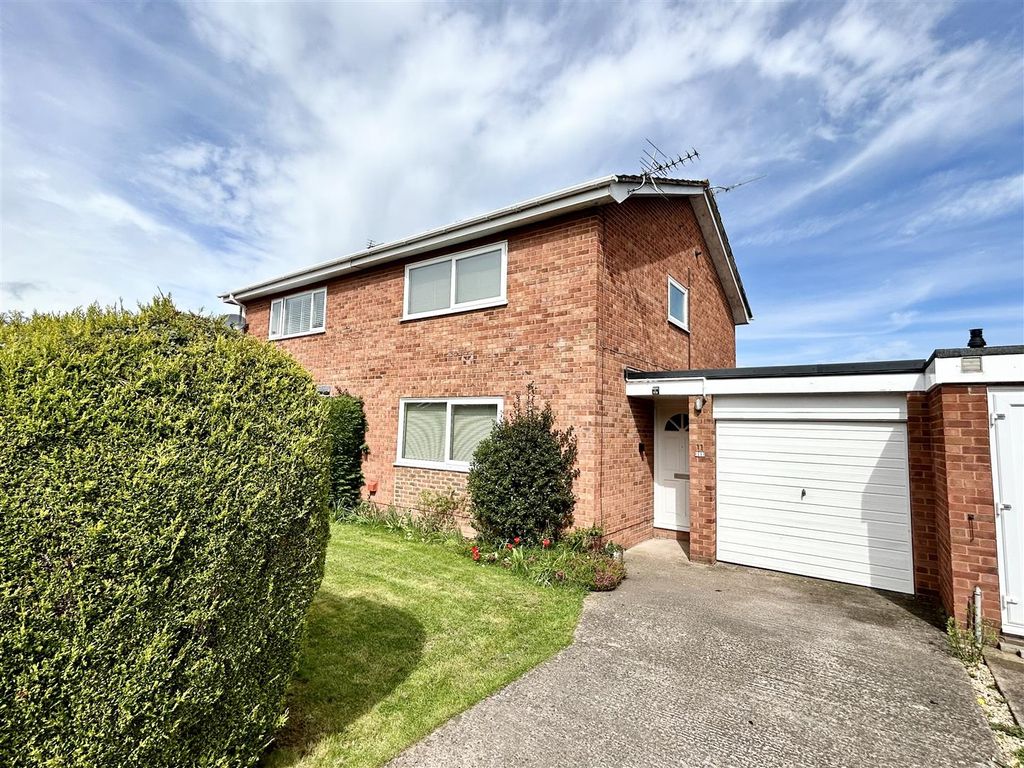 3 bed semidetached house for sale in Mallory Close, Kings Acre