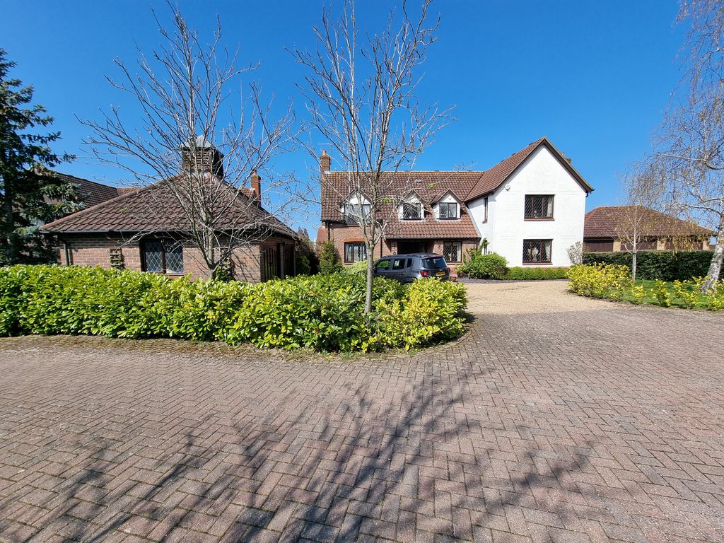 5 bed detached house for sale in The Paddocks, Stapleford Abbotts