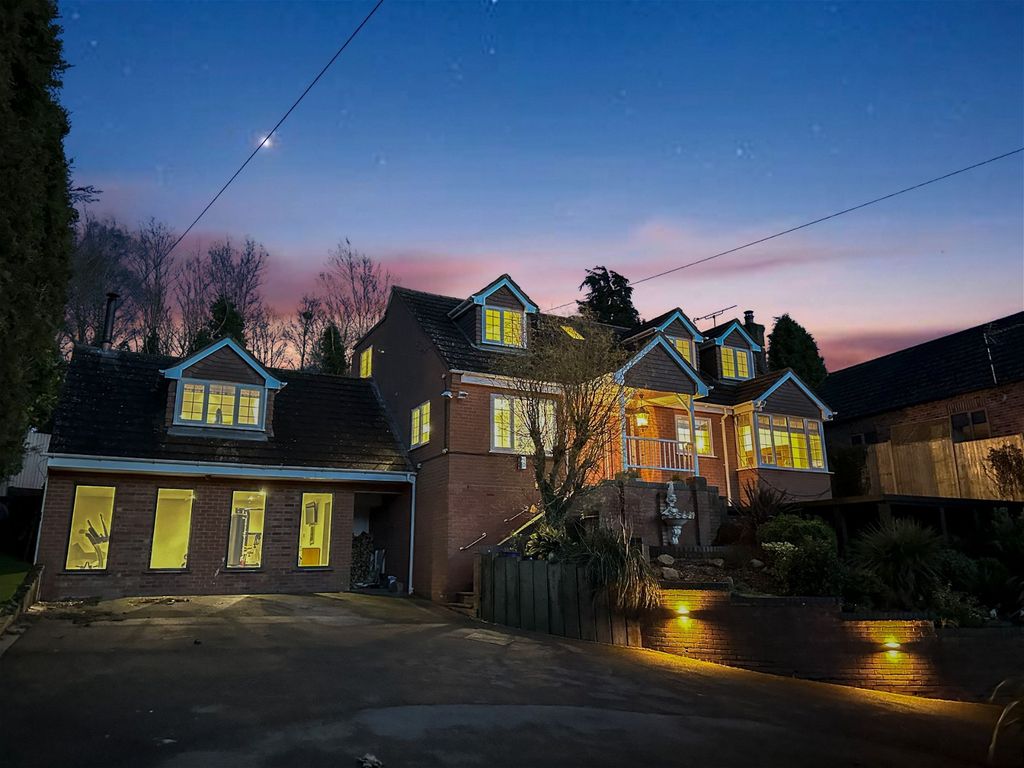 5 bed detached house for sale in Atherstone Road, Nuneaton CV10, £