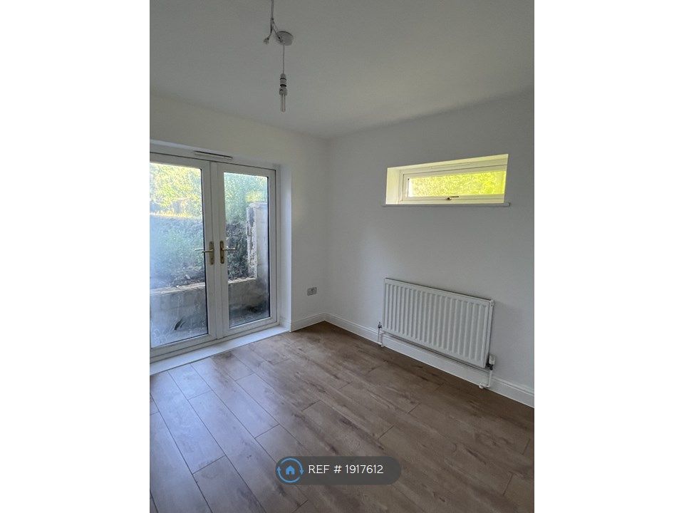 3 bed flat to rent in St. James Lane, Greenhithe DA9, £2,000 pcm Zoopla