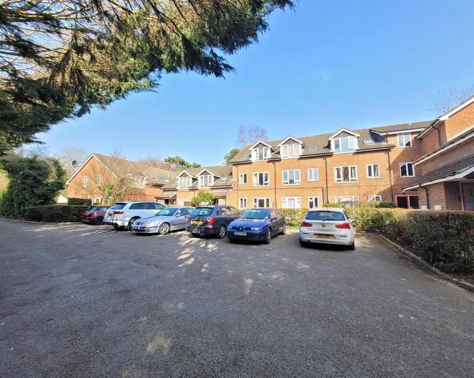 1 bed flat to rent in Seymour Court, Crowthorne RG45 Zoopla