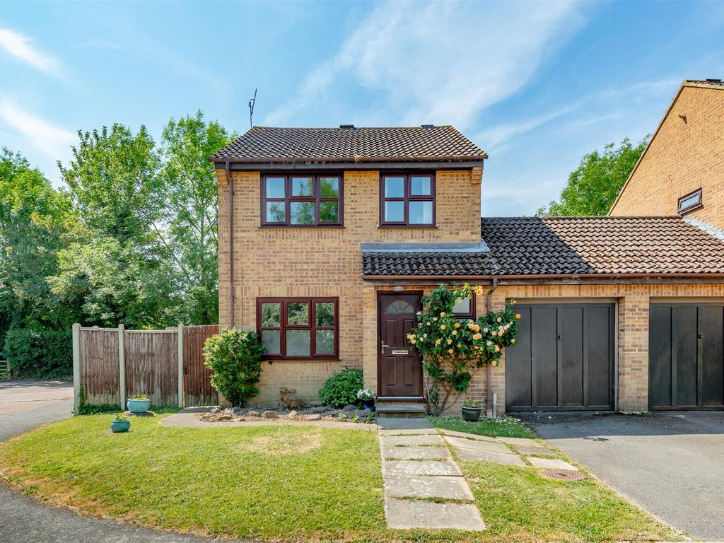 3 bed detached house for sale in Geary Close, Smallfield, Horley RH6
