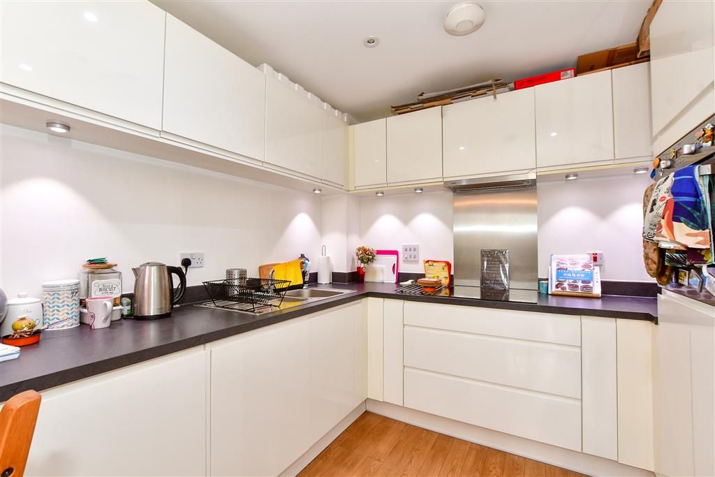 2 bed flat for sale in Golden Jubilee Way, Wickford, Essex SS12, £