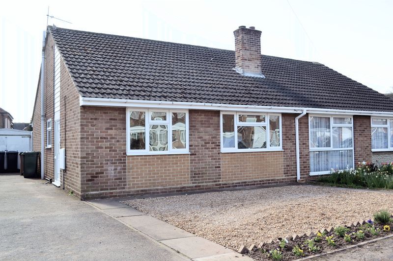 2 bed semidetached bungalow to rent in Woodlands Crescent, Overseal