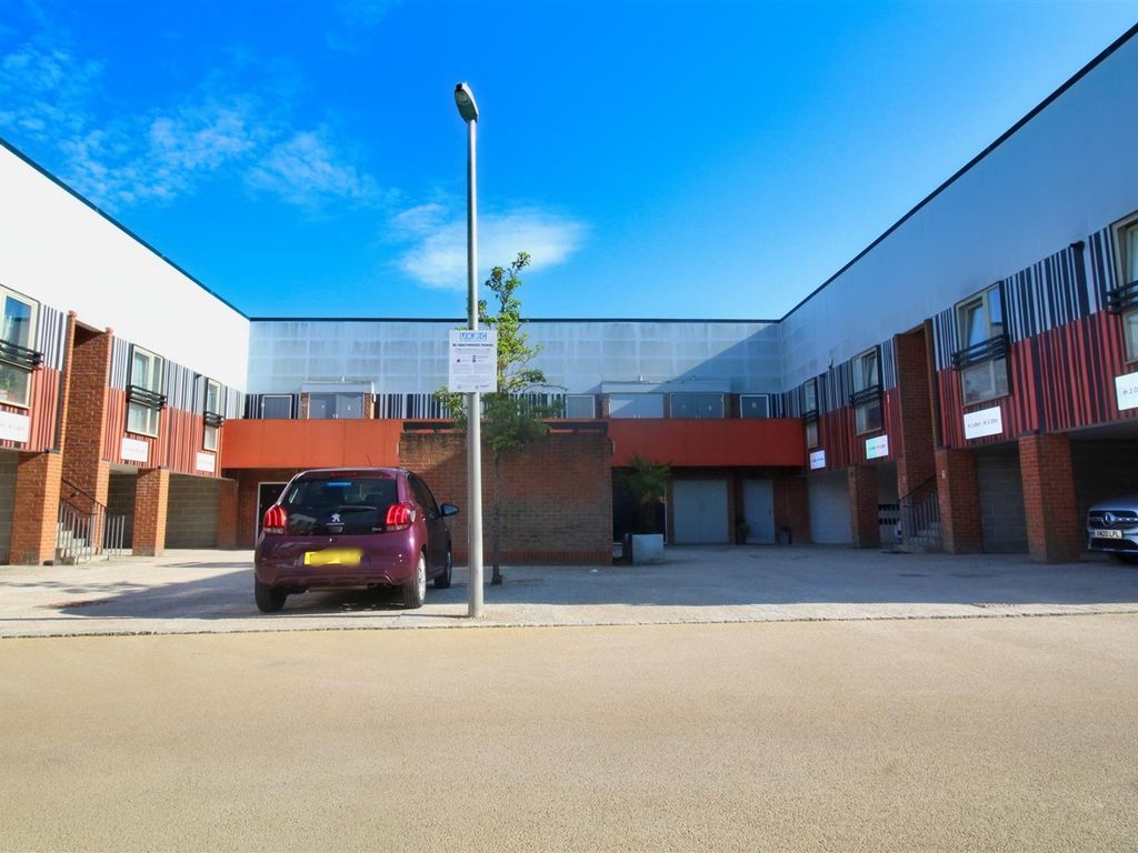 2 bed flat to rent in Alexandra Road, Newhall, Harlow CM17, £1,395 pcm