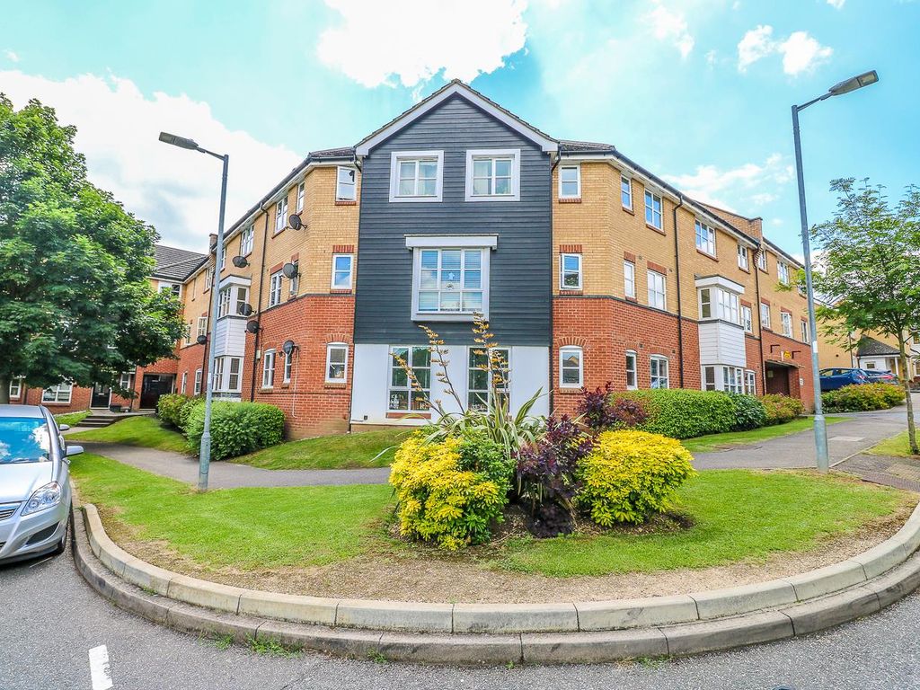 2 bed flat to rent in Plomer Avenue, Hoddesdon EN11, £1,300 pcm Zoopla