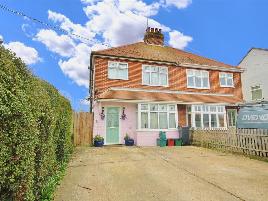 4 bed semidetached house for sale in Thorpe Road, Kirby Cross, Frinton