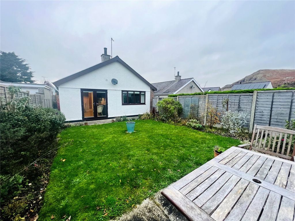 2 bed bungalow for sale in Bro Gwylwyr, Nefyn, Pwllheli, Gwynedd LL53