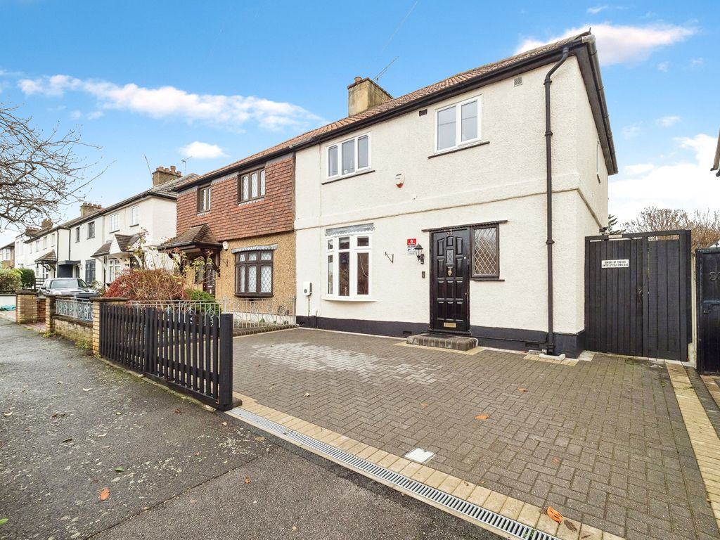3 bed semidetached house for sale in Canfield Road, Woodford Green
