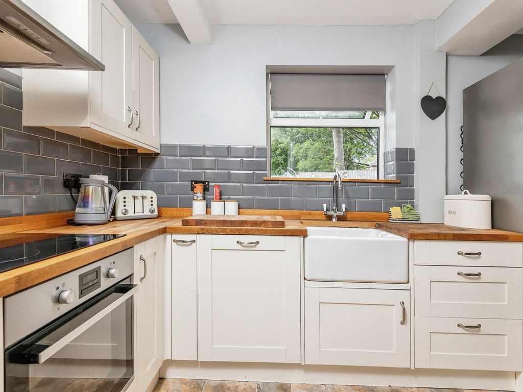 4 bed semidetached house for sale in Calverley Gardens, Rodley, Leeds