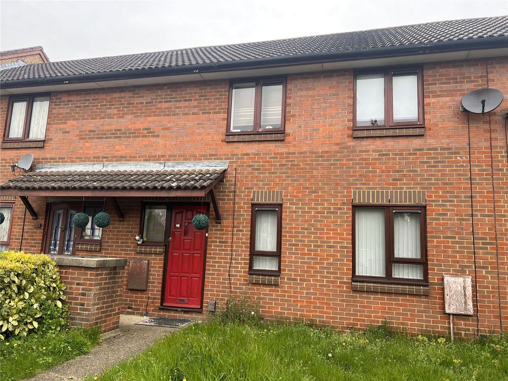 3 bed terraced house to rent in Trinity Hall Close, Watford