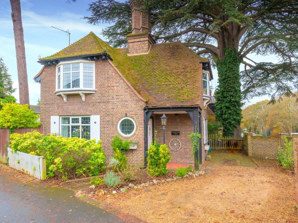 2 bed detached house for sale in Portsmouth Road, Cobham KT11, £650,000 Zoopla