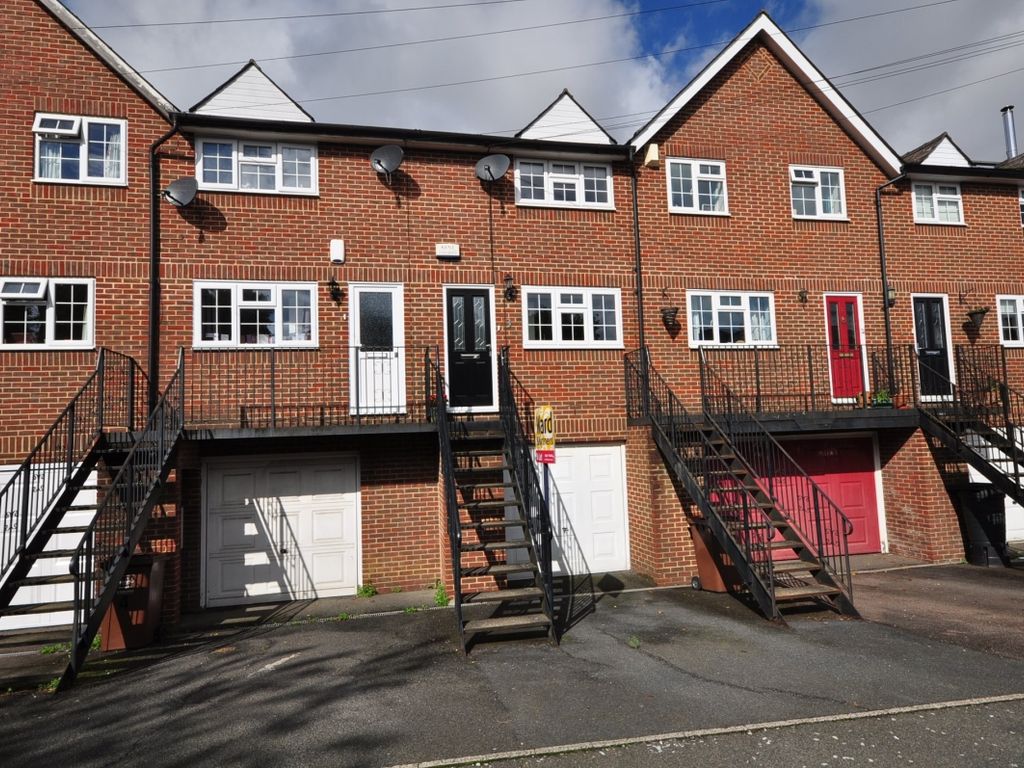 3 bed town house to rent in St. Margarets Street, Rochester ME1, £1,750