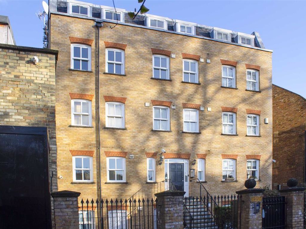 Hayfield Passage, London E1