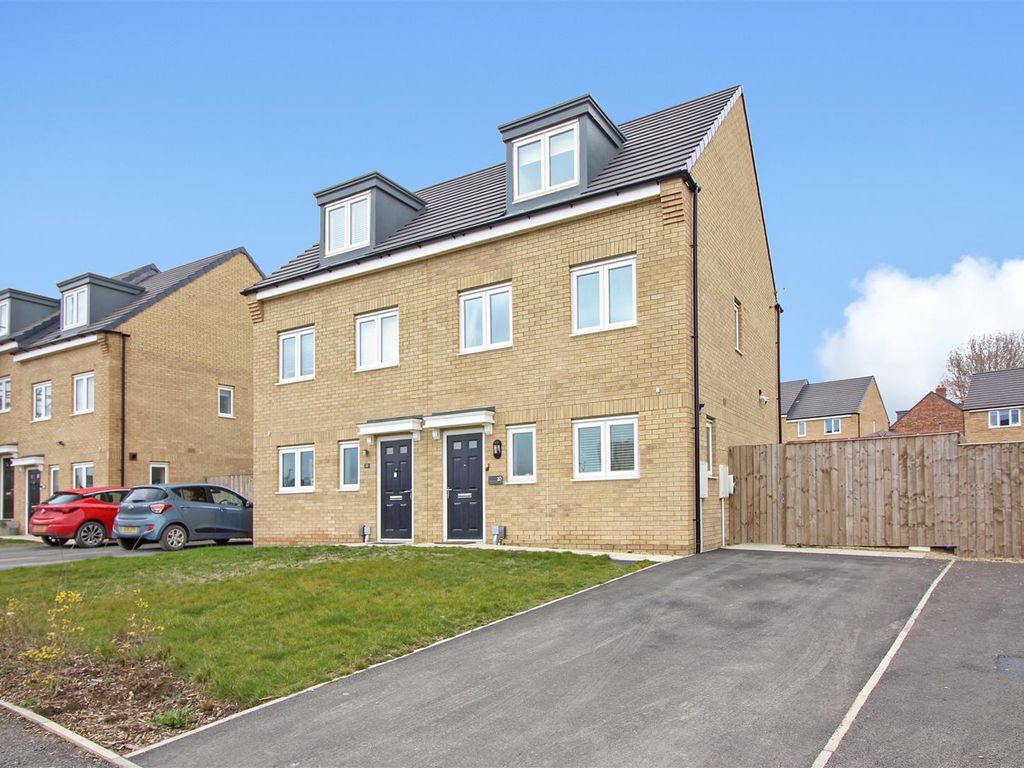 3 bed semidetached house for sale in Blencarn Crescent, Seacroft