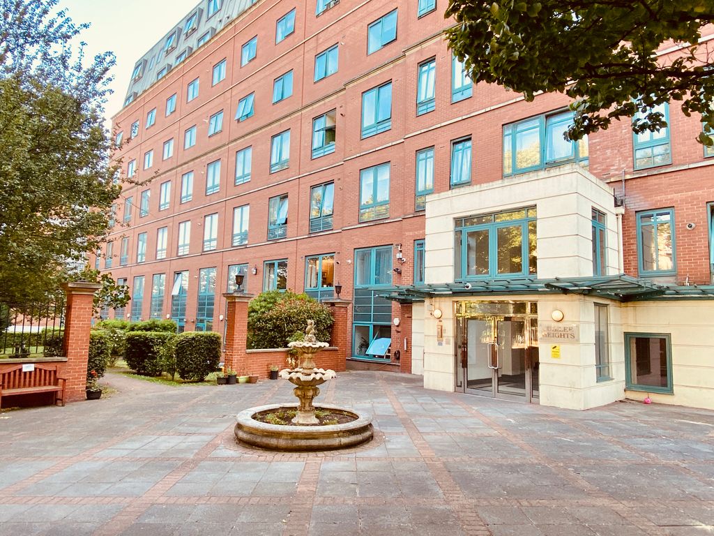 2 bed flat for sale in Kilburn High Road, Kilburn, London NW2, £525,000