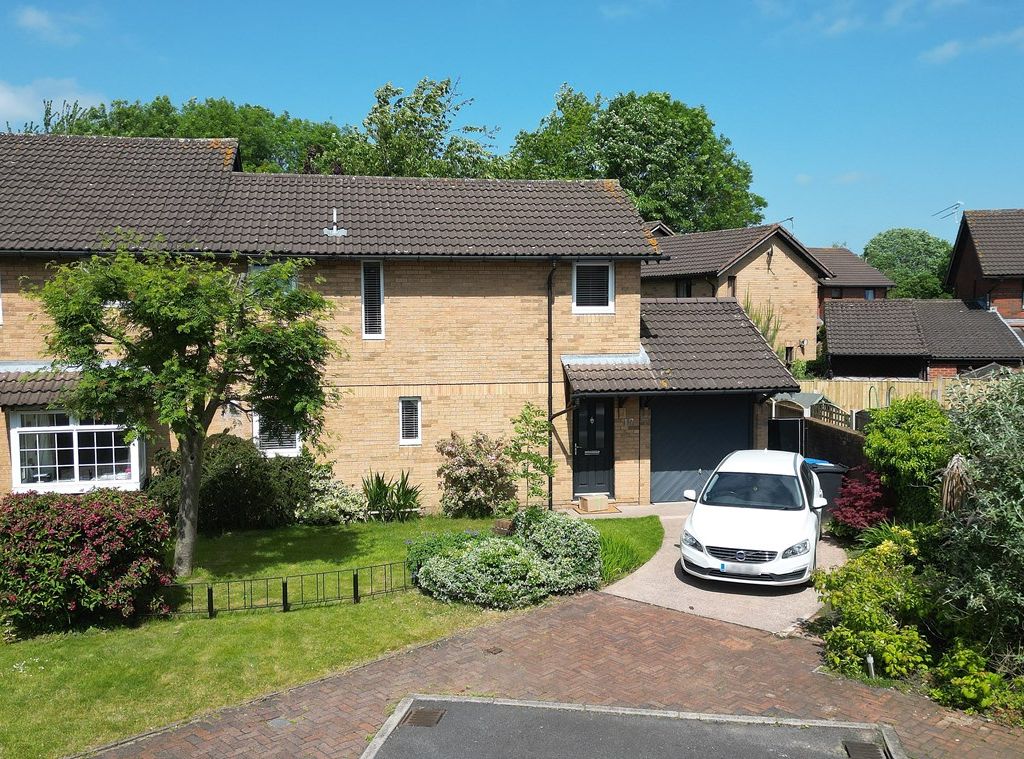 3 bed semidetached house for sale in Lydbury Close, Callands