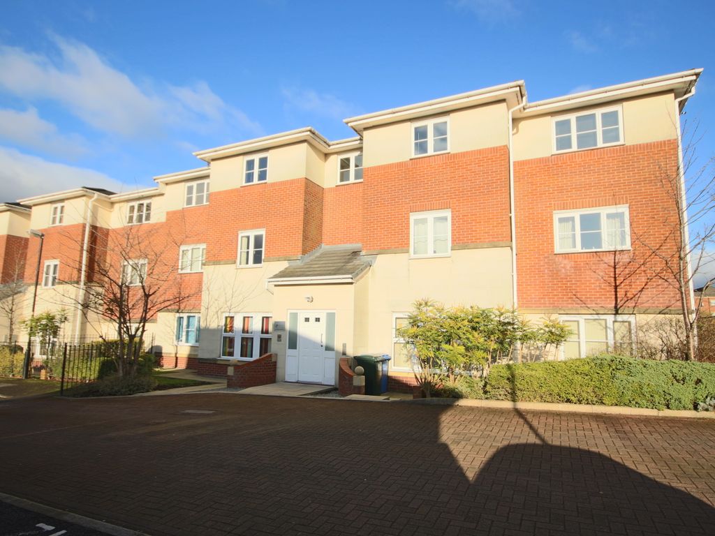 2 bed flat to rent in Ash Wood Court, Chorley PR7, £650 pcm Zoopla