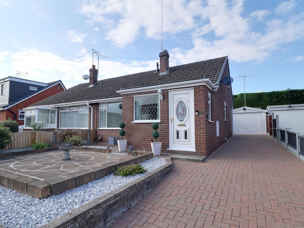 2 bed semidetached bungalow for sale in Earls Road, Shavington, Crewe