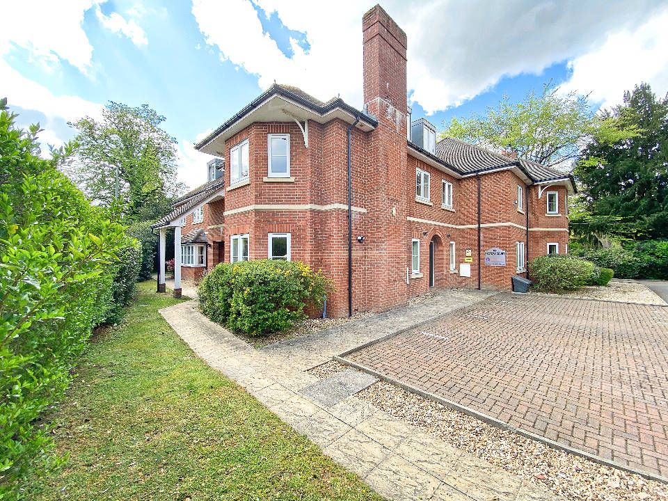 3 bed town house to rent in Grove Cross Road, Frimley, Camberley GU16