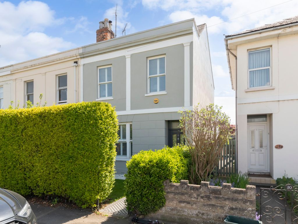 3 bed end terrace house to rent in Shurdington Road, Leckhampton