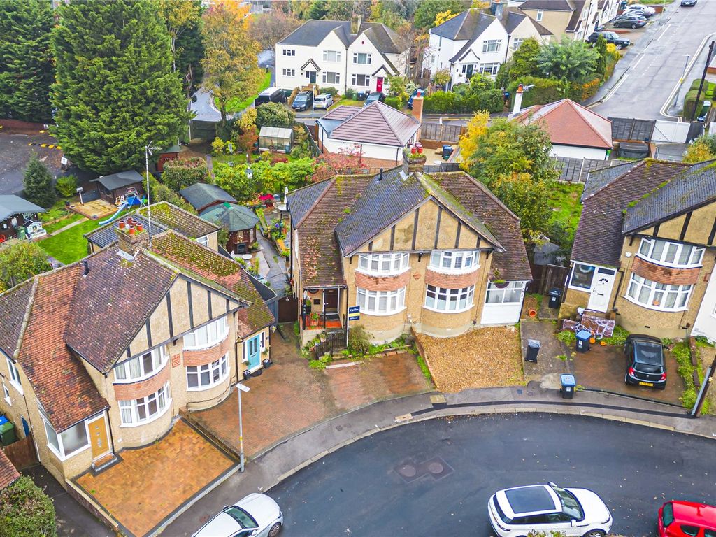 3 bed semidetached house for sale in Cedar Walk, Hemel Hempstead