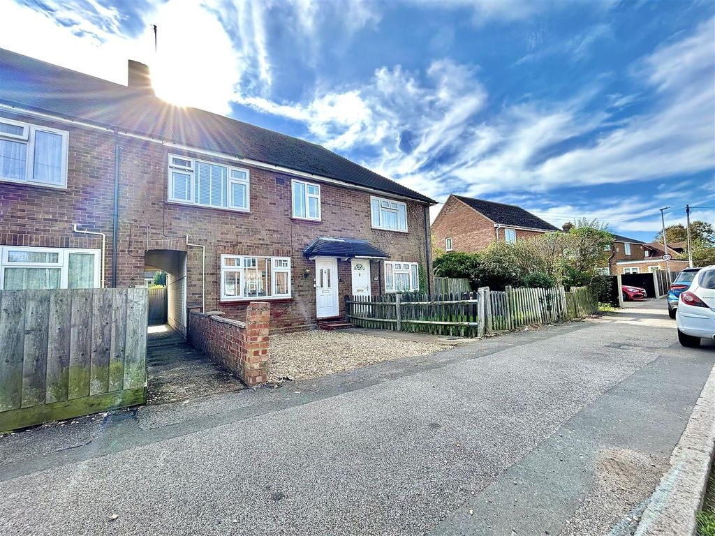 3 bed property for sale in Hawthorn Avenue, Luton LU2, £325,000 Zoopla
