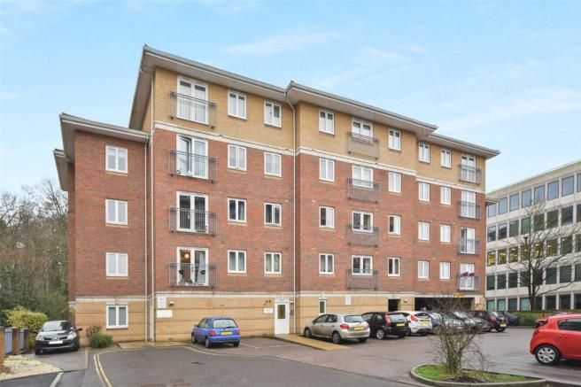 2 Bed Flat To Rent In Cardinal House Jubilee Hall Road Farnborough